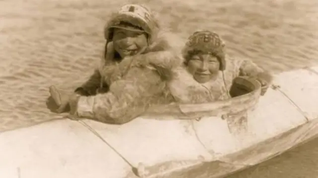 Kayak imekuwa ikitumika kwa takriban miaka 4,000.