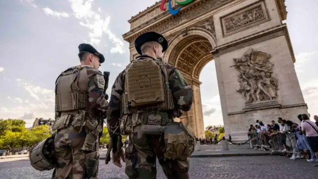 Ачылыш аземине көрүүчүлөр уюштуруу комитетинин чакыруу баракчалары менен гана катыша алышат