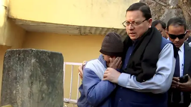 उत्तराखंड के मुख्यमंत्री पुष्कर धामी आपदा प्रभावित शख़्स के साथ