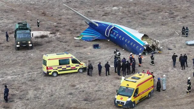 Пассажирский самолет, летевший в Грозный, разбился в Казахстане - BBC News Русская служба
