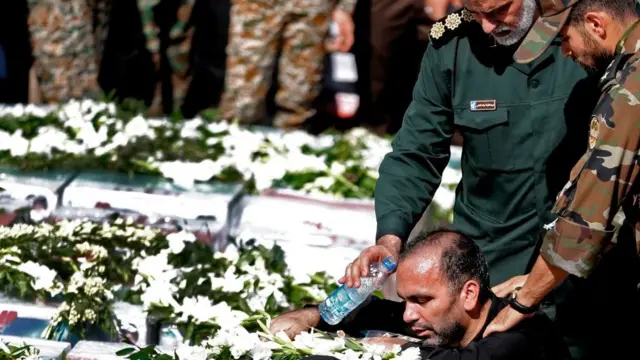 Ahvaz'da cenazeler taşınıyor