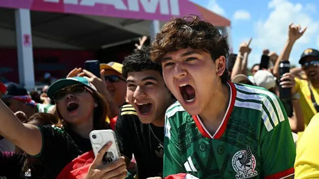 Aficionados celebran durante una reunión para ver el partido inaugural del torneo de fútbol de la Copa Mundial de 2026 en Miami Beach, Florida.