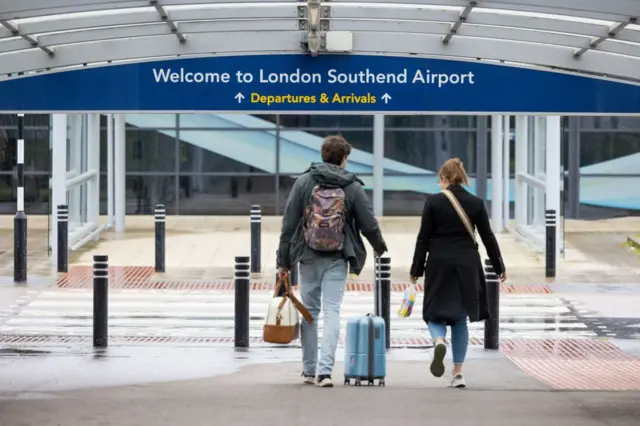  બીબીસી ગુજરાતી લંડન વિમાન પ્લેન ક્રૅશ સાઉથેન્ડ ઍરપોર્ટ
વિમાન ટેક-ઑફ કર્યા પછી તરત નીચે પટકાયું અને આગની જ્વાળાઓમાં ઘેરાઈ ગયું.