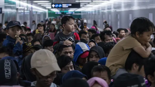 Warga mengantri untuk menaiki kereta MRT di Stasiun MRT Bundaran HI, Jakarta, Minggu (24/3/2019).