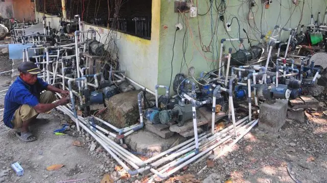 Sebanyak 248 mesin pompa air terpasang di sumber mata air Sendang Sari, Desa Sugihmanik, Tanggungharjo, Grobogan, Jawa Tengah, Sabtu (9/9/2023).
