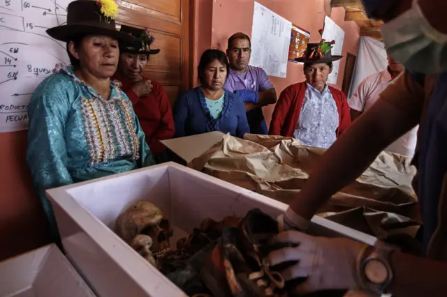 Hijas reconocen las prendas que usó su padre el día de su desaparición. (Foto: Ángela Ponce).