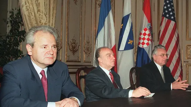 Milosevic, Izetbegović y Tudman en París, tras firmar los acuerdos de Dayton en 1995.