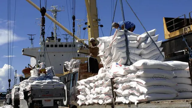 ম্যানিলা বন্দরে খালাস করা হচ্ছে চালের কনসাইনমেন্ট