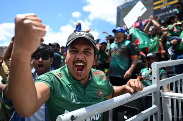 নিউ ইয়র্কের স্টেডিয়ামের গ্যালারিতে লাল সবুজ জার্সির একটা ঢেউ ওঠে।