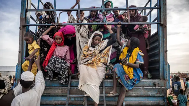 Sudanese refugee bin arrive in lorry for South Sudan
