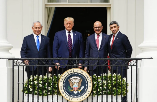 وزيرا خارجية الإمارات عبد الله بن زايد آل نهيان والبحرين خالد بن أحمد آل خليفة ورئيس الحكومة الإسرائيلية بنيامين نتنياهو مع الرئيس الأمريكي السابق دونالد ترامب خلال احتفال التوقيع على اتفاقية التطبيع في البيت الأبيض