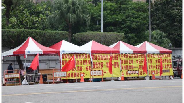 每个月一定有一天，五星红旗与红色歌曲不断播放，部分台湾外交部官员私下称"很受困扰"。