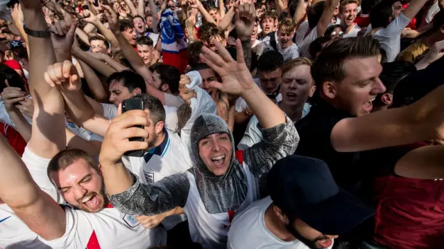 احتفالات المشجعين الانجليز في لندن بعد المباراة