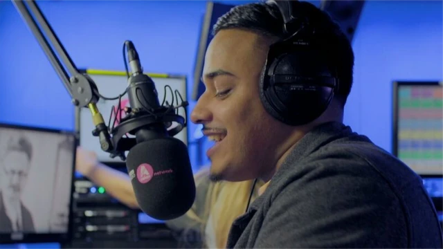Mim Shaikh en la radio.