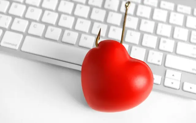 Un cœur avec un crochet sur un clavier