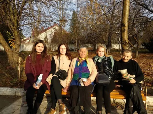 Пані Марія любить ходити з "онуками" на прогулянку