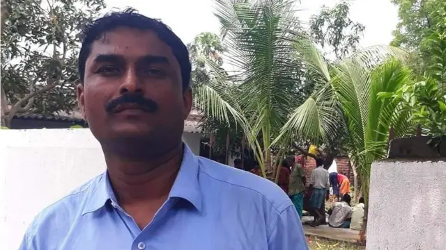 मुर्शिदाबाद ज़िले के सूती स्थित बहुतली हाई स्कूल के हेडमास्टर दीनबंधु मुखर्जी