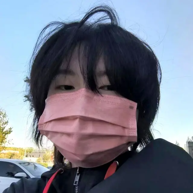 لین ماسکی بر چهره دارد که صورتش را پنهان می کند تا هویت کاملش را پنهان کند