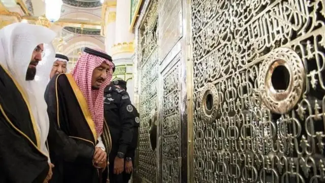 Sarki Salman bin Abdulaziz tare da shugaban kula da Masallatai biyu masu tsarki Abdul Rahman al-Sudais a ƙabarin Manzon Allah