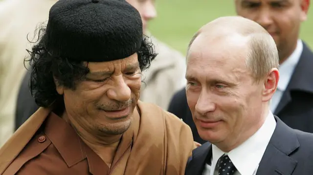 রাশিয়ার প্রেসিডেন্ট পুতিন (ডানে) ও মুয়াম্মার গাদ্দাফি (বাঁয়ে) - ফাইল ছবি