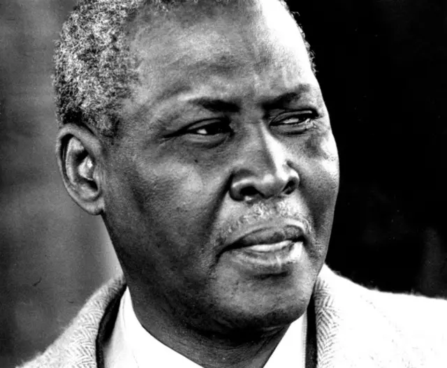 8 décembre 1961 : le chef Albert John Luthuli, ancien chef zoulou, à l'aéroport de Londres prêt à embarquer dans un avion pour Oslo où il doit recevoir le prix Nobel de la paix.