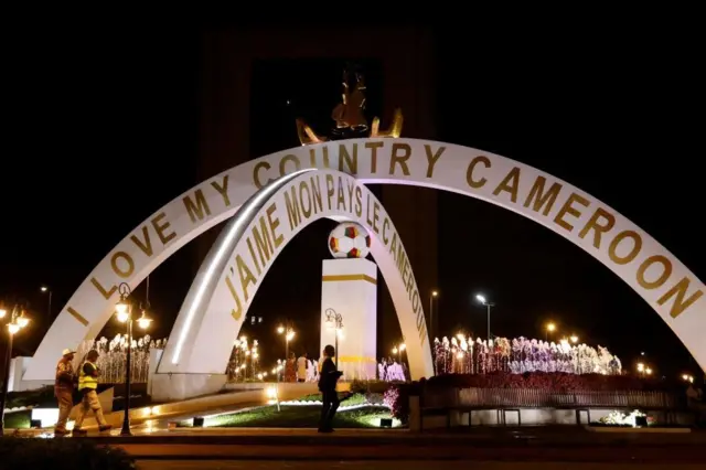 Le monument de Yaoundé où on peut lire « J'aime mon pays, le Cameroun ».