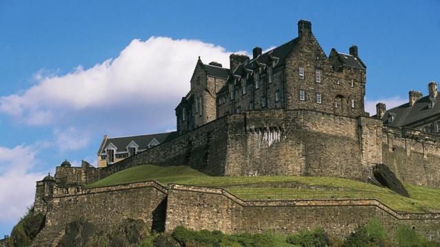 以哈利波特的"家乡"闻名于世，爱丁堡在文化影响力上更胜一筹（图为爱丁堡城堡）。