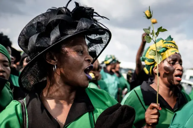 Ụmụnwaanyị ndị otu ANC mere ngagharị iji mee ncheta Winnie Madikizela-Mandela, wụbu nwunye onyeisiala Nelson Mandela n'obodo Soweto, Johannesburg, n'ụbọchị anọ nke Epreelụ, 2018.