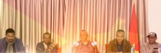 ካብ ጸጋም ናብ የማን፡ ጀነራል ዮሃንስ ወለጅዎርጊስ -ጆን መዲድ ኣዛዚ ማእከላይ ግምባር[ ሽዑ ኣርሚ 2]፣ ጀነራል ምግበይ ሃይለ -ኣዛዚ ምዕራብ ግንብር፣ ጀነራል ታደሰ ወረደ ላዕለዋይ ኣዛዚ፤ ጀነራል ተኽላይ ወዲ ኣሸብር - ኣዛዚ ደቡብ ግንባር [ሽዑ ኣርሚ 4]፣ ጀነራል ሃይለሰላሰ ግርማይ - ወዲ እመበይተይ- ኣዛዚ ምብራቕ ግምባር [ሽዑ ኣርሚ 3] ፣ 21 ሰነ 2013 [ግ] ሓቢሮም መግለፂ ኣብ ዝሃብሉ እዋን።
