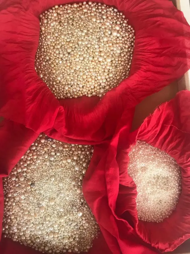 لآلئ بألوان وأحجام متباينة