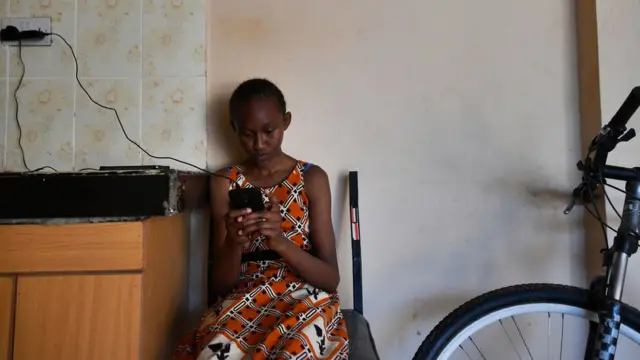 Une jeune Kenyane utilisant un smartphone