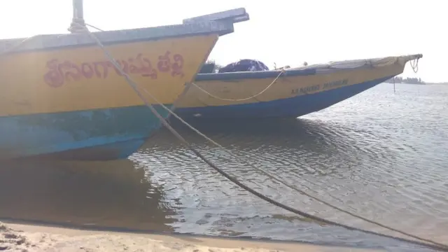 వేటకు సిద్ధంగా ఉన్న పడవలు