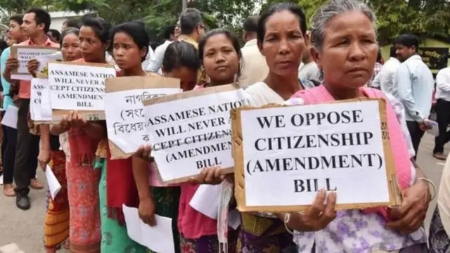 "குடியுரிமைத் திருத்த மசோதாவை நாங்கள் எதிர்க்கிறோம்" என்ற வாசகம் ஏந்தி போராடும் மக்கள்.