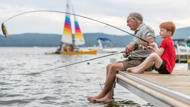 Idoso e neto pescandobone lampions betlago no Quebec