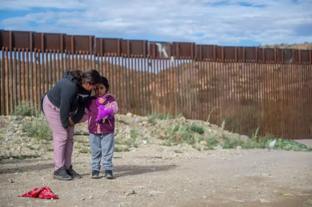 Imigrantes na fronteira dos EUA com o México