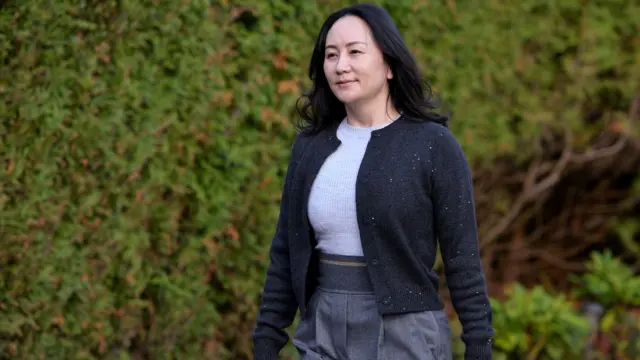 Giám đốc tài chính Mạnh Vãn Chu của Huawei Technologies rời nhà để tham dự phiên tòa ở Vancouver, British Columbia, Canada, ngày 26/10/2020