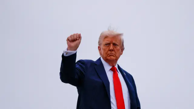 Donald Trump com a mão em punho.