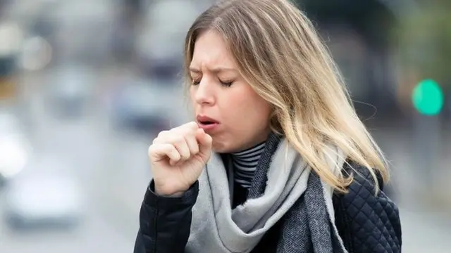Mujer tosiendo