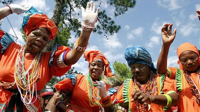 Mulheres dançam em trajes tradicionais