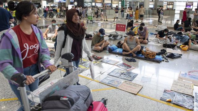 周三早上，仍然一些示威者留守在機場客運大樓。