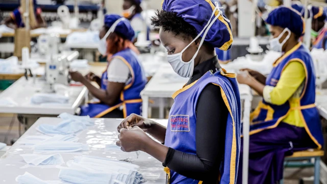 Ma'aikata na hada takunkumi a ma'aikatar KICOTEC a Kitui dake Kenya - ranar Talat 7 ga watan Afrilu 2020