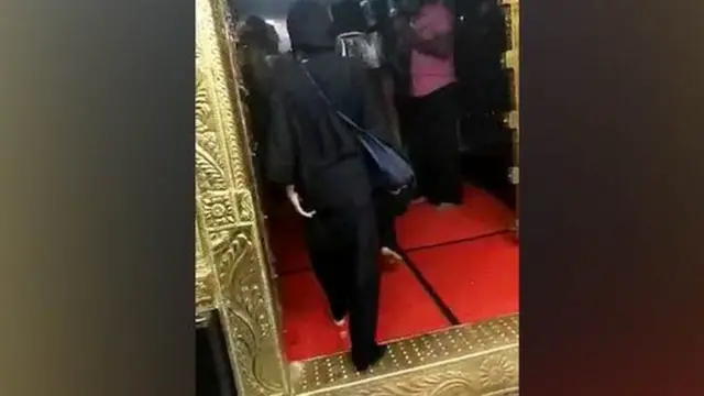 இரு பெண்கள் சபரிமலைக்குள் சென்றதாக ஒளிபரப்பகும் காட்சி.