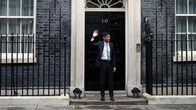 Sunak di luar Downing Street No 10