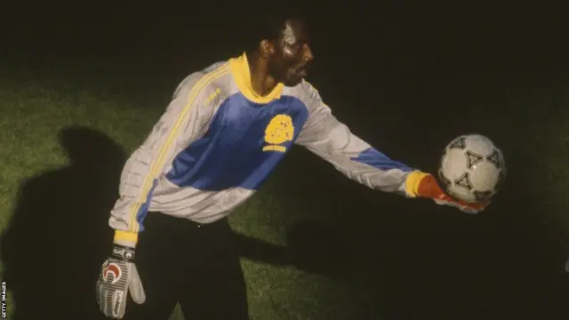 Le gardien camerounais Thomas Nkono joue au football lors de la Coupe du monde 1990