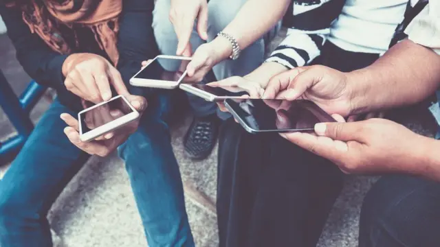 Люди со смартфонами