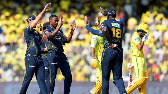 இந்தப் போட்டியில் 3 விக்கெட்டுகள் வீழ்த்தி ஆட்ட நாயகன் விருது வென்றார் ககிஸோ ரபாடா