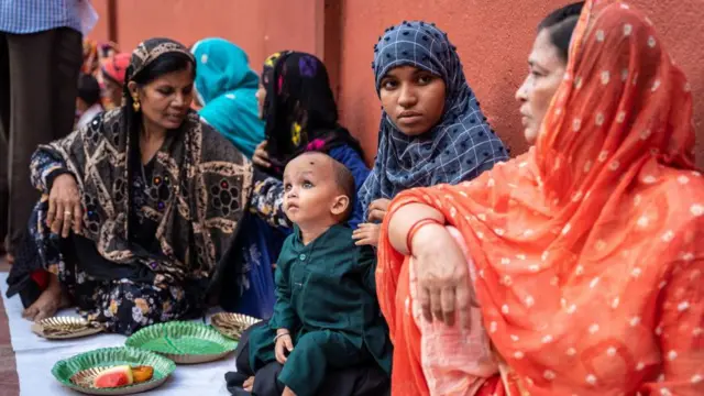 प्रा.समीना दलवाई यांना वाटतं की एक तर अशा प्रकारची मागणी प्रबोधनानं मुस्लिम महिलांकडूनच यायला हवी.