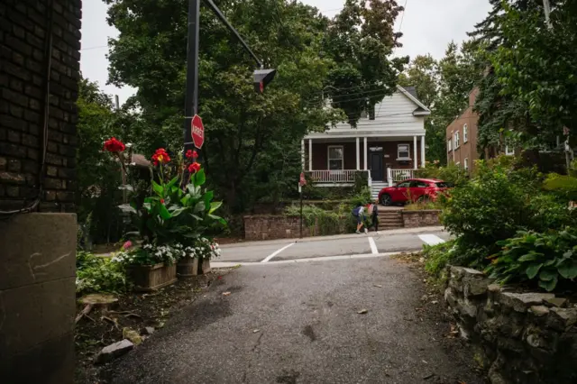 Na volta da escola, algumas crianças passamcazino 77777frente à casa onde Kamala Harris,cazino 77777irmã, Maya Harris, ecazino 77777mãe, Shyamala Gopalan, moraramcazino 77777Westmount,cazino 77777Montreal, no Canadá, a partircazino 777771976