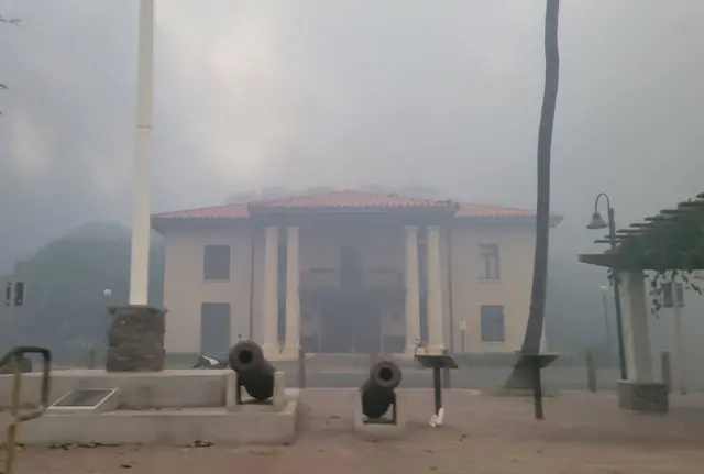 Una casa en un incendio en Maui