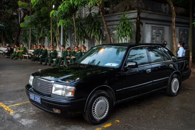 Chiếc xe Toyota Crown đời 1989 mang biển số 80B-2089 đưa đón ông Nguyễn Phú Trọng nhiều năm qua. Hình ảnh chiếc xe này được nhiều người chia sẻ như một minh chứng cho đời sống giản dị của ông Trọng. 